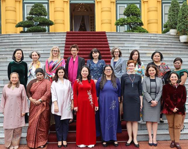 Phó Chủ tịch nước Võ Thị Ánh Xuân chụp ảnh lưu niệm với các nữ Đại sứ, Đại biện. (Nguồn ảnh: congly.vn)